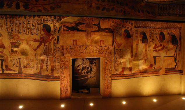 Une des salles égyptiennes du musée reproduisant les tombes de Sennefer - Hotel Le Mans - Hôtel La Pommeraie