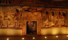 Une des salles égyptiennes du musée reproduisant les tombes de Sennefer