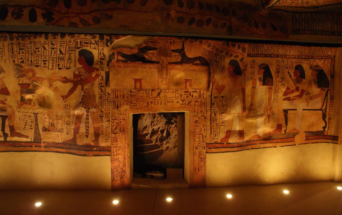 Une des salles égyptiennes du musée reproduisant les tombes de Sennefer - Hotel Le Mans - Hôtel La Pommeraie