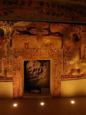 Une des salles égyptiennes du musée reproduisant les tombes de Sennefer - Hotel Le Mans - Hôtel La Pommeraie
