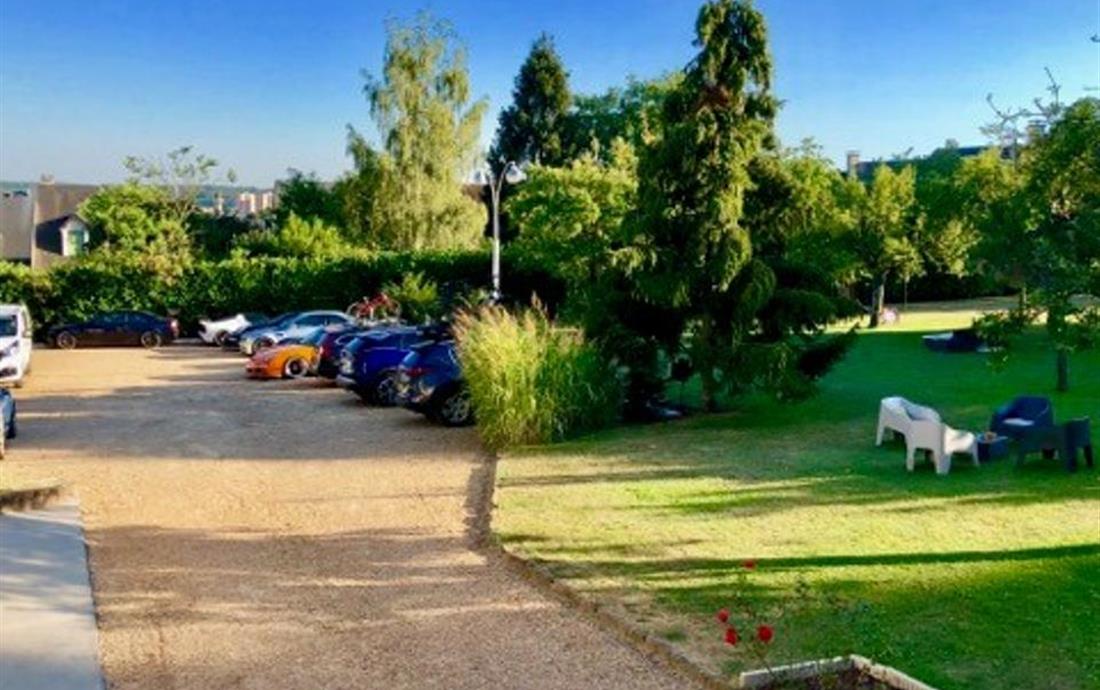parking privé et gratuit de l'hôtel La Pommeraie - Hôtel Le Mans - Hotel Le Mans - Hôtel La Pommeraie