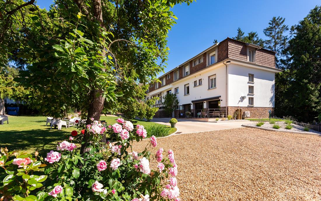 Parking privé sécurisé Hôtel La Pommeraie Le Mans - Hotel Le Mans - Hôtel La Pommeraie